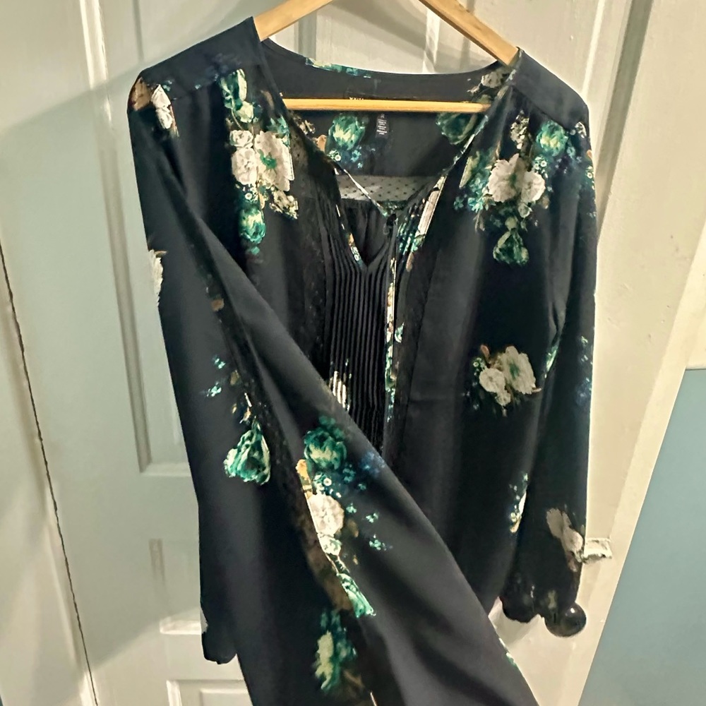 White House Black Market Black Floral Split-Sleeve Blouse - Picture 4 of 11